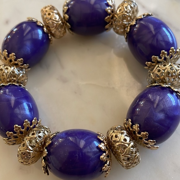 Chunky purple beads & silver tone elasticized bracelet - Picture 4 of 5